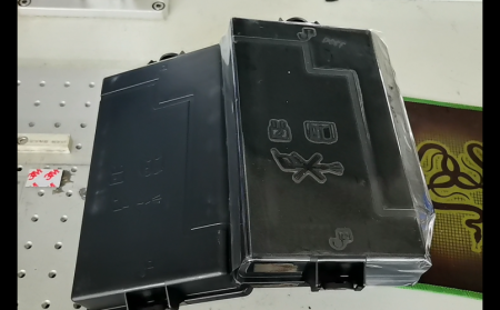 國內(nèi)知名貼膜機(jī)廠家，電池蓋自動(dòng)貼膜機(jī)助力塑膠件生產(chǎn)品質(zhì)升級(jí)