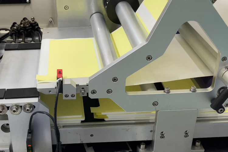 自動貼雙面膠機，竟成新能源電池等部件生產的關鍵